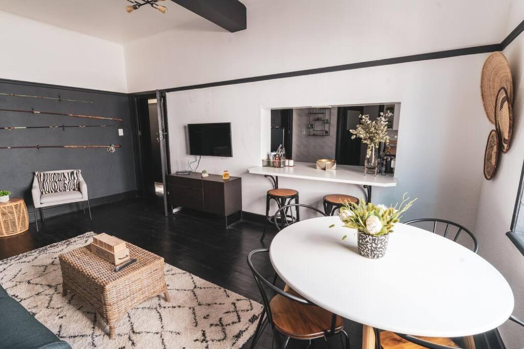 Cozy One-Bedroom In The Heart Of Sea Point Cape Town Bagian luar foto