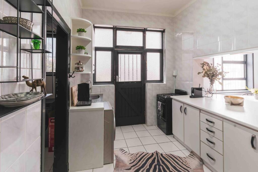 Cozy One-Bedroom In The Heart Of Sea Point Cape Town Bagian luar foto